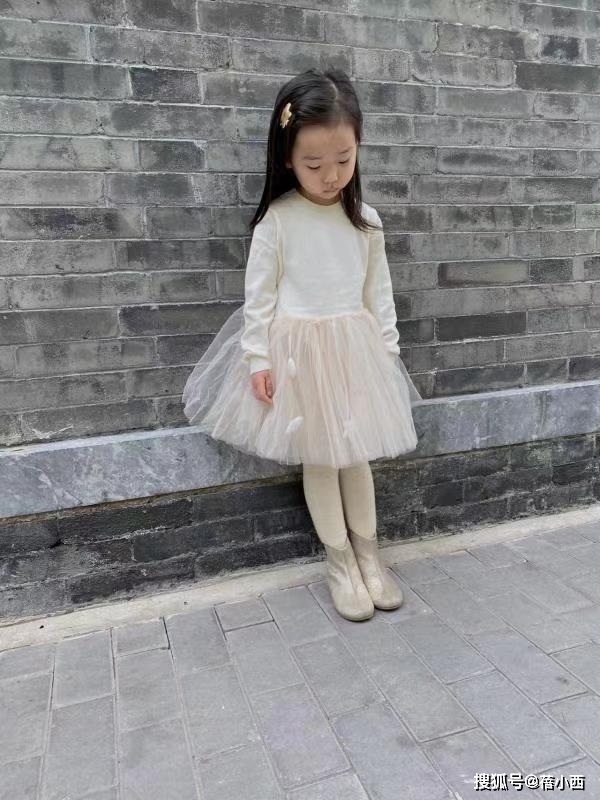 设计|小酒窝尽得董璇与高云翔的好基因，穿纱裙配短靴，都可以出道了