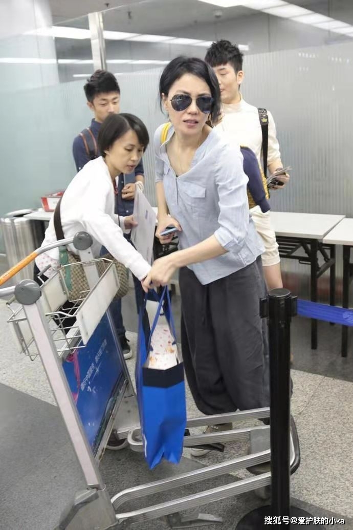时尚|王菲向来随性惯了，穿宽松居家服就走机场，素颜出行哪像52岁