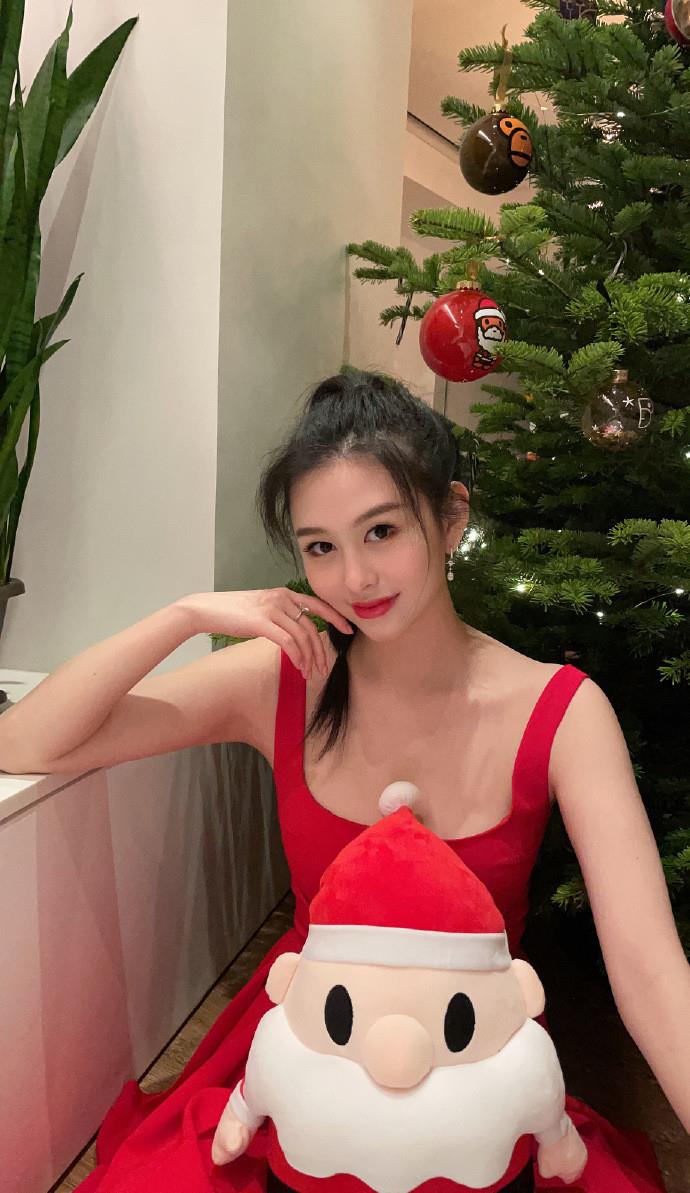 邱淑贞|邱淑贞女儿独自过圣诞，21岁穿吊带秀马蜂腰好知性，美成妈妈翻版