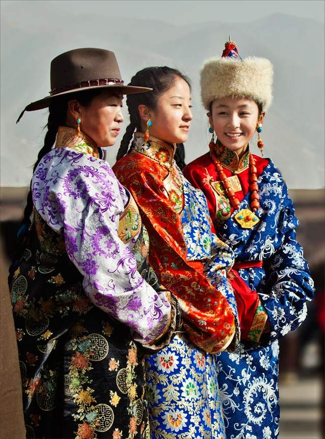 皮袍|富有感情色彩的藏族服饰，色彩丰富图案高雅，代表人们的勤劳坚韧