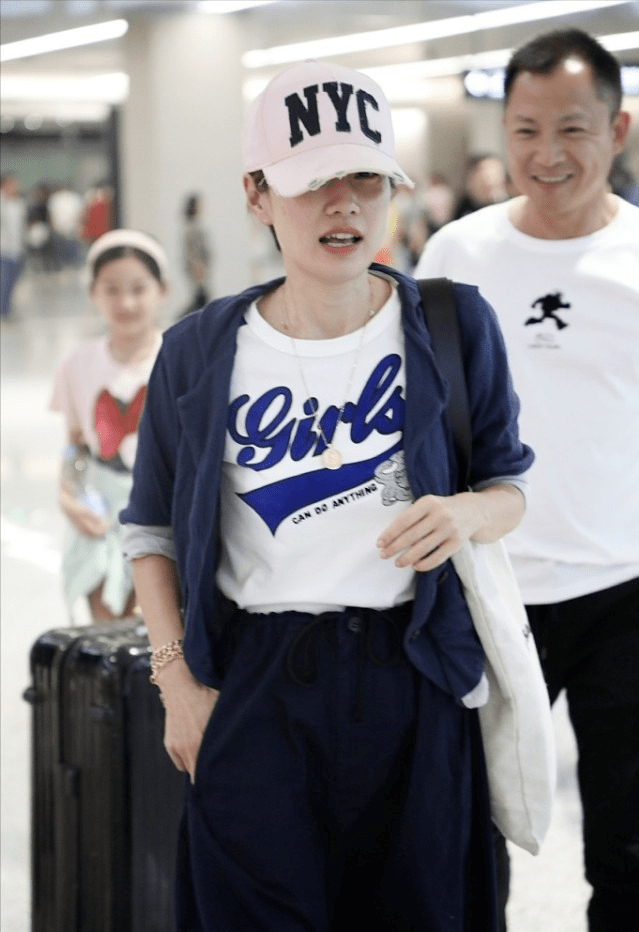 布袋|马伊琍真没明星架子，穿T恤配7分阔腿裤走机场，低调又舒适