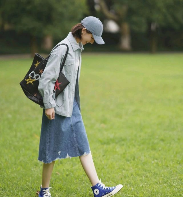 女生|秋季穿搭可以选择休闲款，简单基础的服装款式，也能诠释女性的美