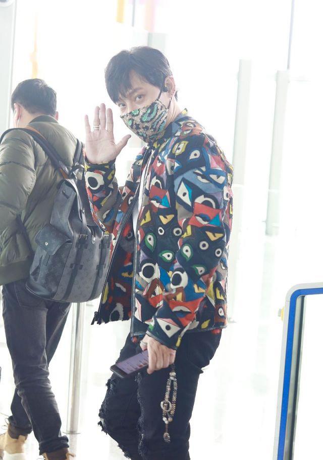 设计|陈志朋瘦了太显嫩！印花夹克配白T恤清爽减龄，中年男人都该学学