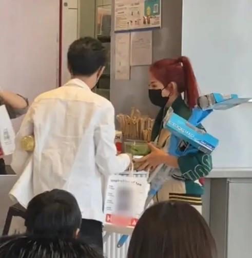 黑色|港姐蔡少芬亮相商场，穿运动套装好舒适，染满头红发像“辣妹”