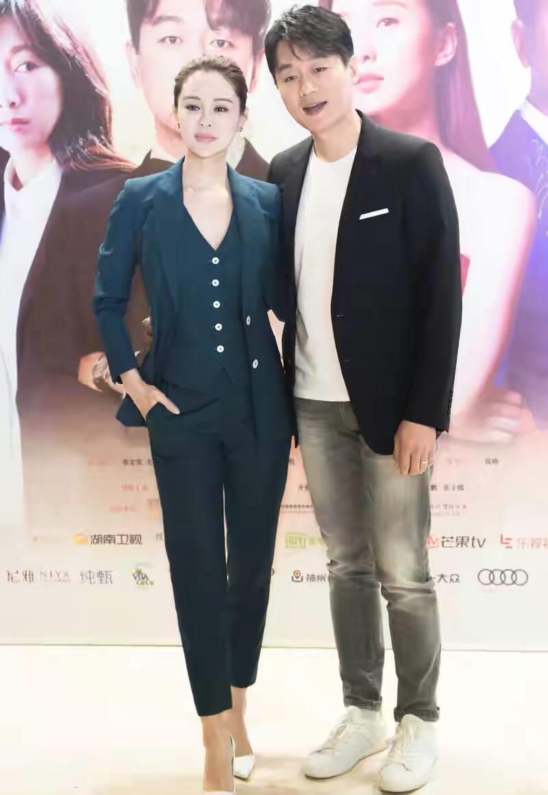 佟大为|佟大为老婆带女儿走机场,老大身高超妈妈,老二和爸爸共用一双眼