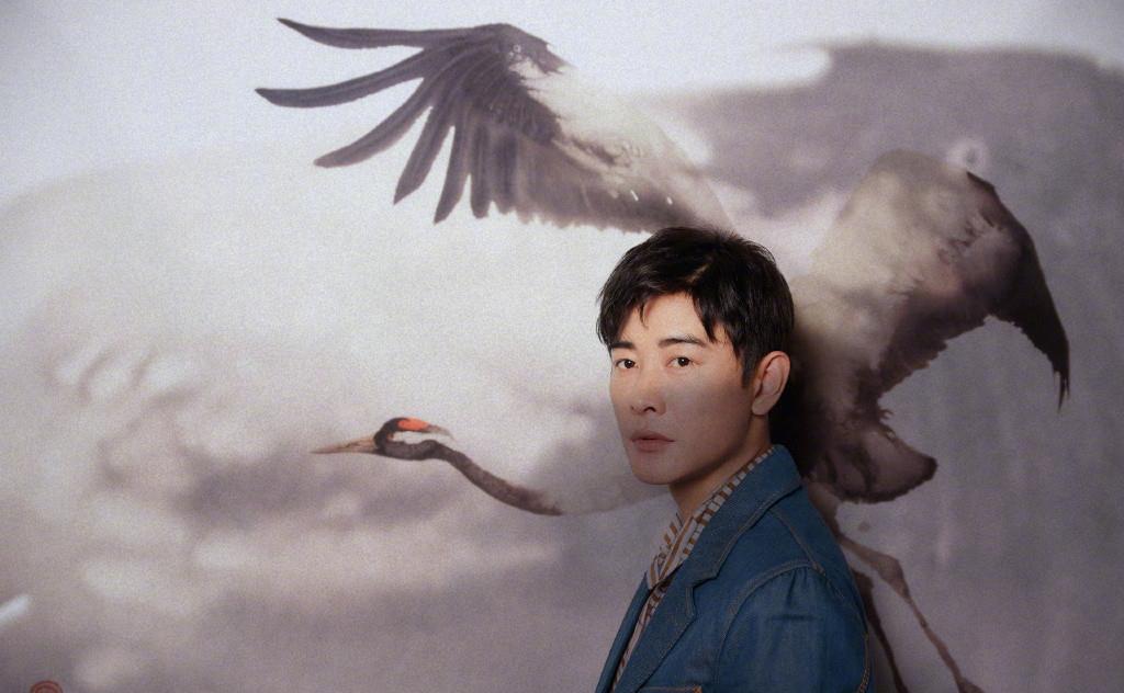 身材|39岁罗晋新剧路透照，穿T恤牛仔裤胖到认不出，生图大肚腩成焦点