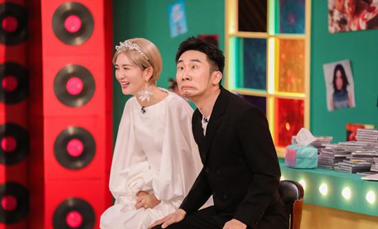 后首|谢娜二胎后首复工，穿衬衫裙没腰线显“妈妈腿”，扎脏辫难掩孕味