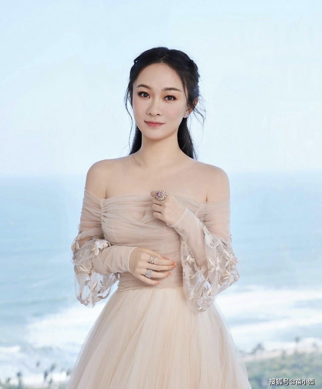 身材|霍思燕这身材真有优势，又瘦又丰满，穿抹胸裙亮相真不怕走光？