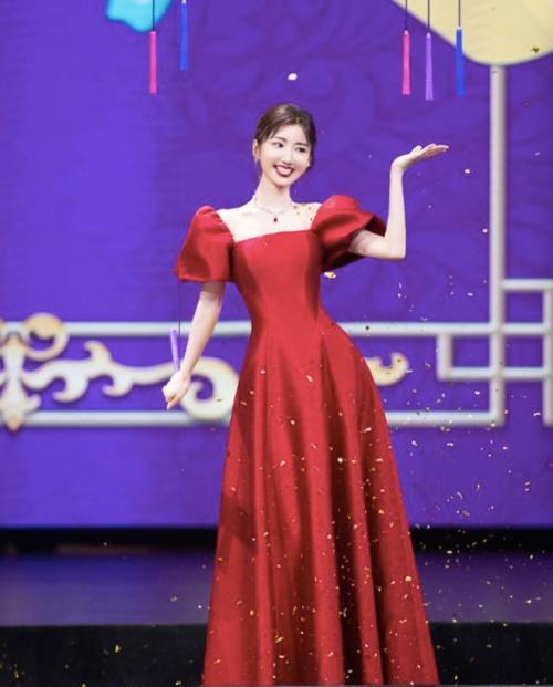 设计|毛晓彤这造型美出圈了，穿一身抹胸短裙亮相，仿佛是“出逃公主”