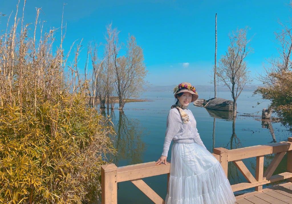 张含韵|张含韵真孝顺携妈妈旅行，妈妈穿网纱裙比女儿还漂亮，母女似姐妹