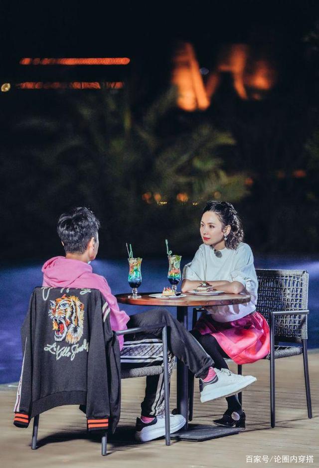 黑色|程莉莎穿过膝短裙内搭健身裤，还是放不开自己，穿衣太保守了