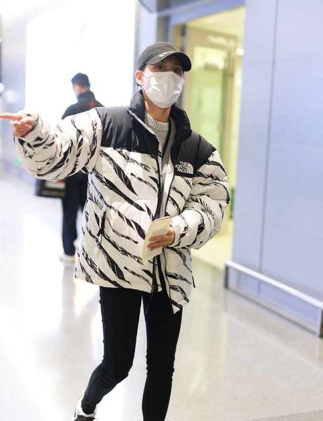 健美|何超莲穿条纹羽绒服搭无痕裤，一双筷子腿太迷人，运动时尚又健美