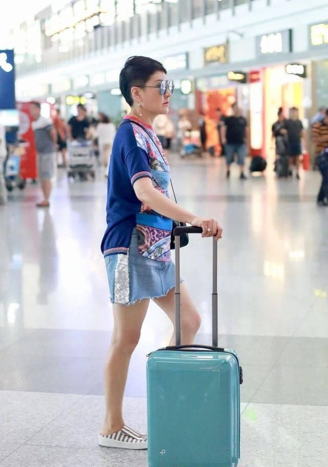 么彰|56岁张凯丽为了赶时髦,穿这么花的短袖,网友:太接地气了