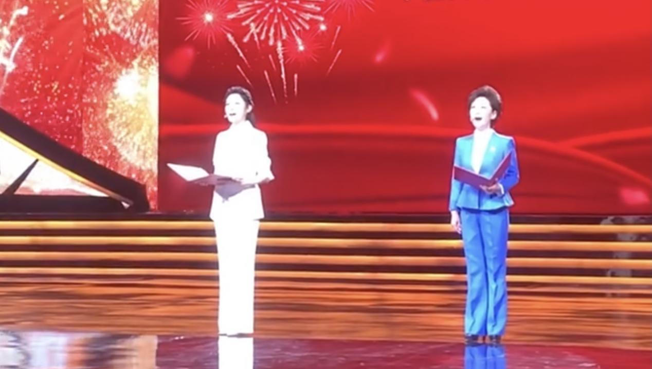 套装|周涛重回“娘家”,上央视穿西装站C位被众人围,同框小辈最年轻