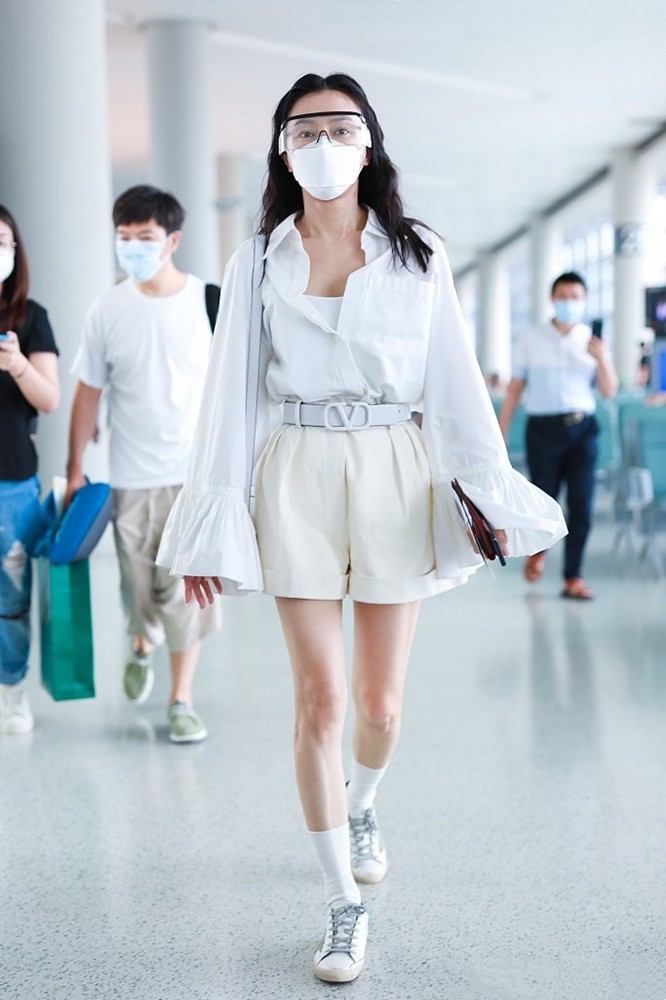 西装|秦岚穿西装短裤赶飞机，瘦得腿细膝盖也突兀，既要美也要多吃饭呀