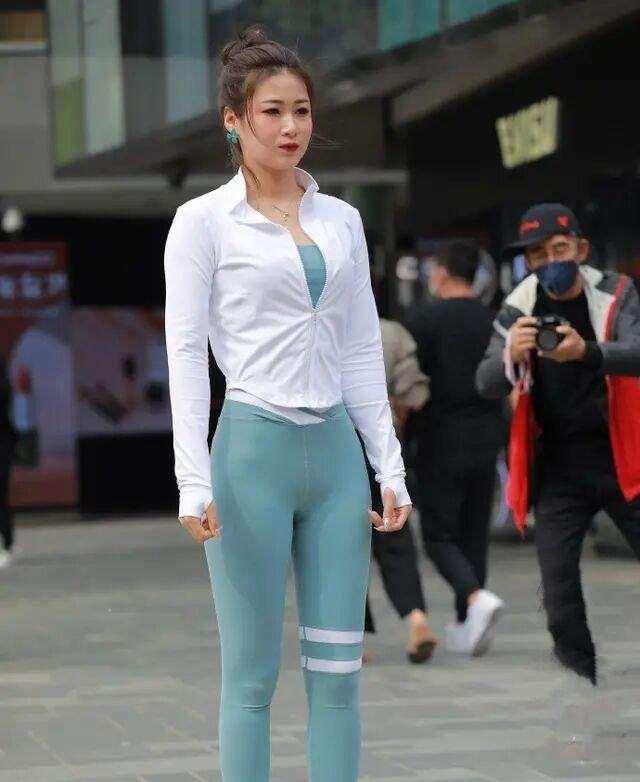 整体|一袭色彩饱满的瑜伽裤，凸显脖颈那迷人的小锁骨，搭配出不同风采
