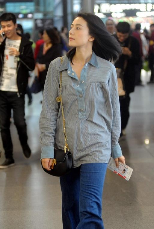 下装|高圆圆的美无需过多修饰,穿朴素衬衫配阔腿裤,人群中美得好醒目