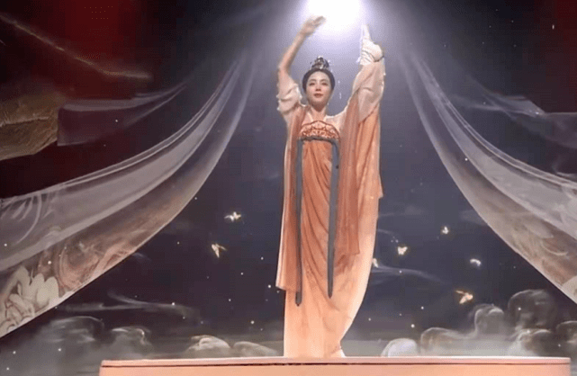 李思思|李思思不愧是央视一姐!穿唐风汉服大秀一字马,气质完全不输董卿