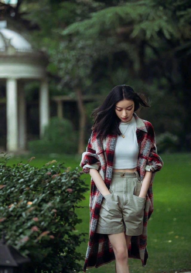 女生|倪妮在气质这块没输过，长款格纹外套配露脐装时髦精致，利落大气