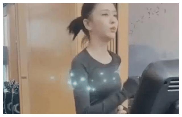 佟丽娅|网友在飞机上偶遇佟丽娅，素颜是很黄没多漂亮，但气质确实清纯！