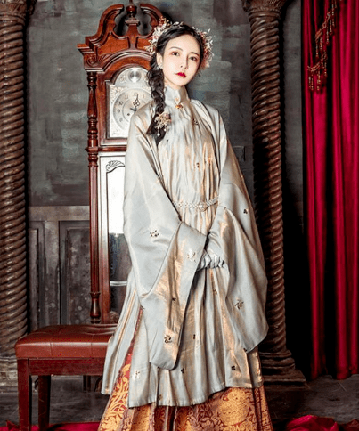 李思思|李思思不愧是央视一姐!穿唐风汉服大秀一字马,气质完全不输董卿