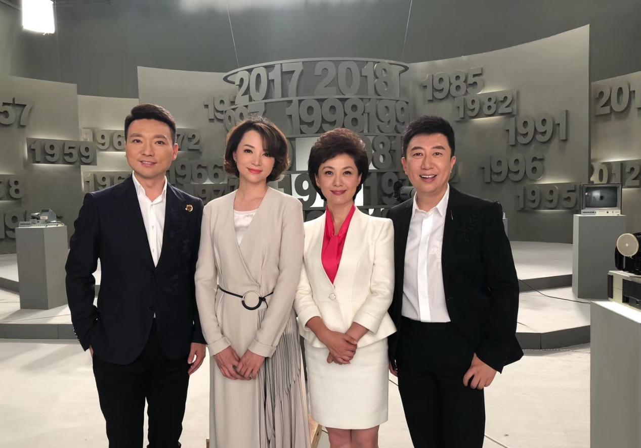 身材|央视主持海霞身材有多好,穿刺绣旗袍秀马蜂腰,女生看了酸到不行