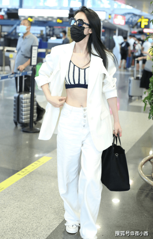 套装|有钱人穿衣更简约，阔太胡静|“真空”穿西装高配阔腿裤，真高级