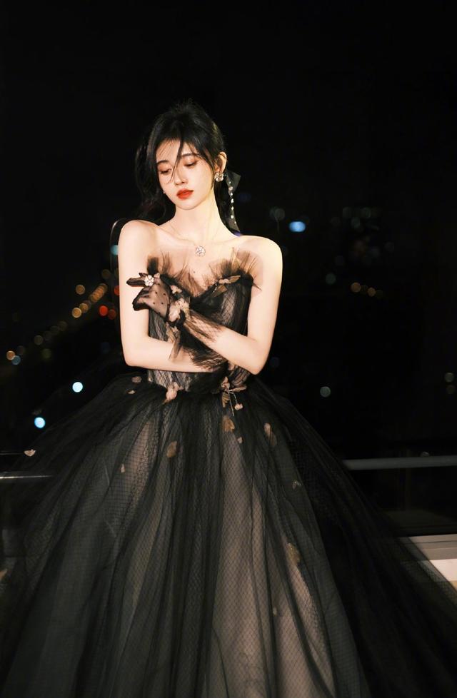 黑色|拾光盛典女明星人均一字露肩礼服,迪丽热巴再次脱颖而出!!