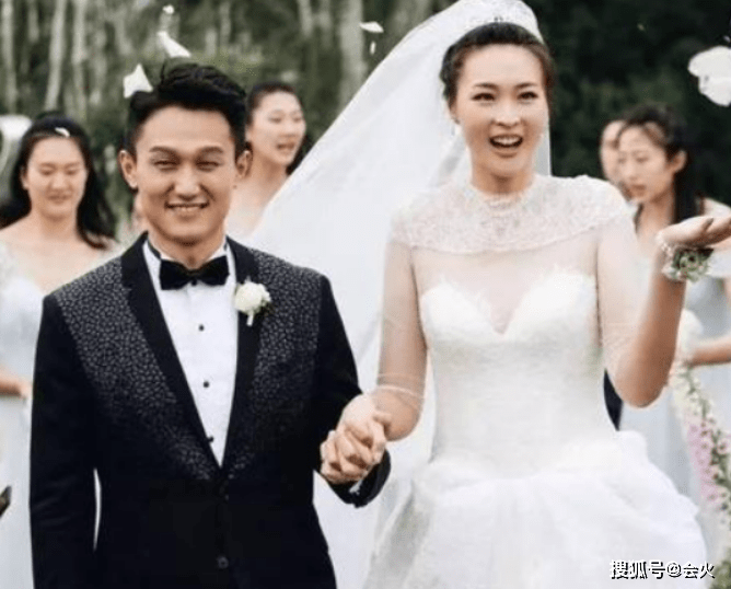 身材|奥运冠军惠若琪罕秀恩爱！穿低领裙身材丰腴，老公胡子拉碴矮一截