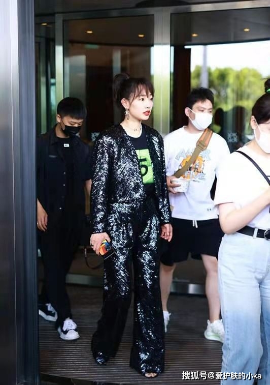 黑色|白百何不像当妈的人，穿一身带闪的黑又潮又酷，穿搭年轻就是减龄