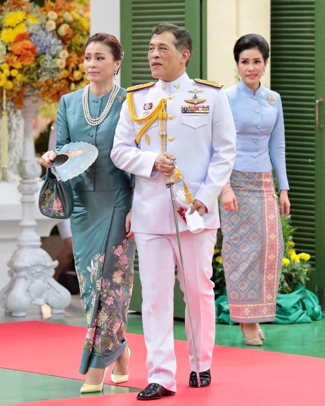 套装|泰王室“铁三角”不再!苏提达连发花卉海报展现王后范,又变美啦
