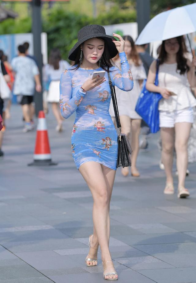 能在|有了紧身短裙的陪伴，轻盈舒适的感觉就会如影随形