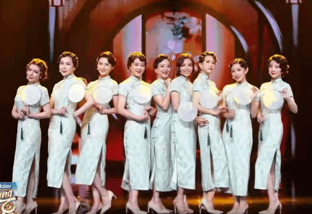 李思思|李思思不愧是央视一姐!穿唐风汉服大秀一字马,气质完全不输董卿