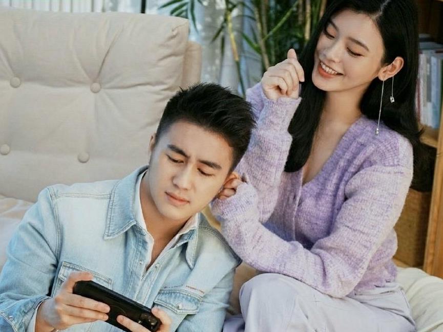 账号|奚梦瑶挺孕肚和儿子自拍，二胎孕肚超明显，身材变化却不大