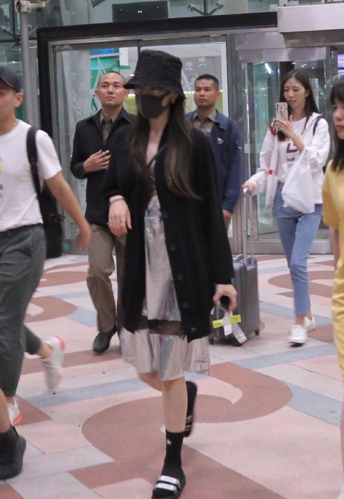 迪丽热巴|迪丽热巴现身泰国，穿1万吊带睡衣配凉拖好惊艳，这造型彻底服了