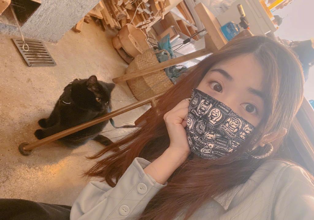 张含韵|张含韵真孝顺携妈妈旅行，妈妈穿网纱裙比女儿还漂亮，母女似姐妹