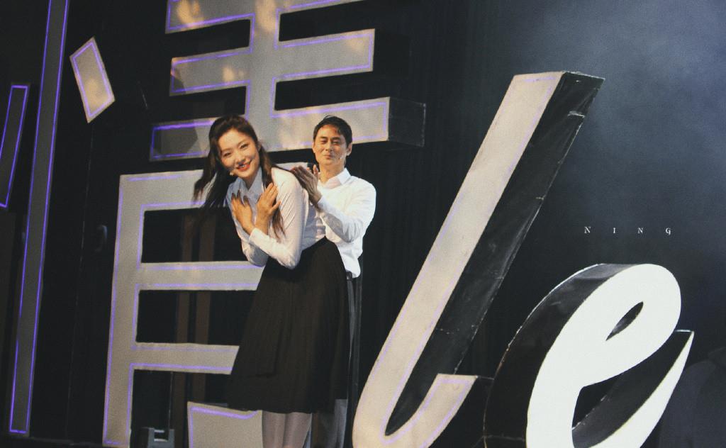 套装|周涛重回“娘家”,上央视穿西装站C位被众人围,同框小辈最年轻