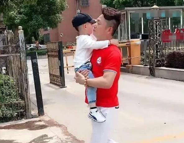 父子|“冻龄爷爷”走红，带孙子出门被误认父子，网友：我还以为是爸爸