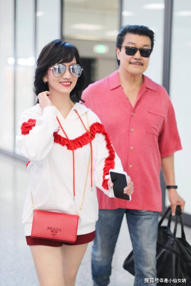 小姑娘|赵雅芝穿得再嫩也架不住年龄感，学小姑娘下衣失踪，细长腿仍惹眼
