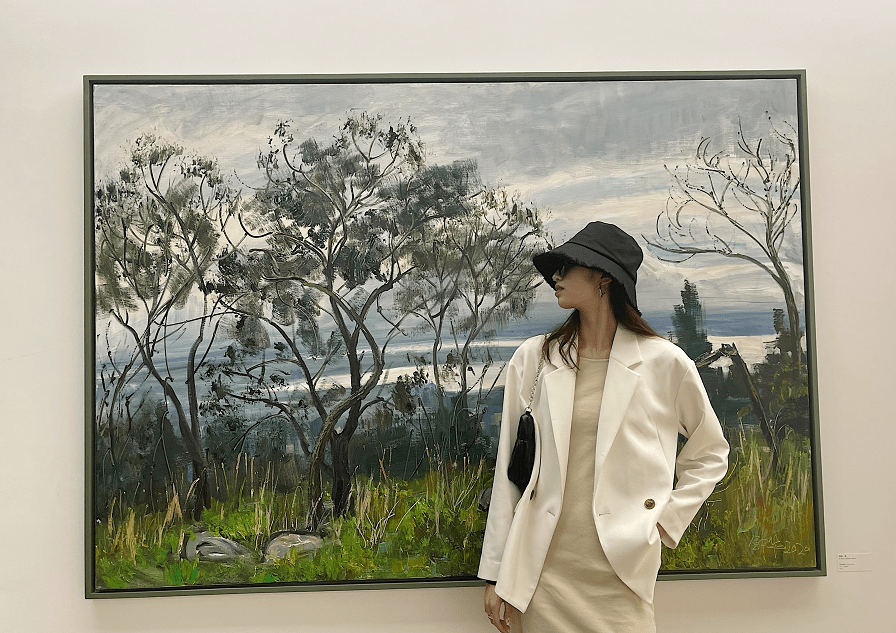 身材|杨丽萍新“接班人”挺招摇，镂空T恤不配打底穿，好在有西装遮