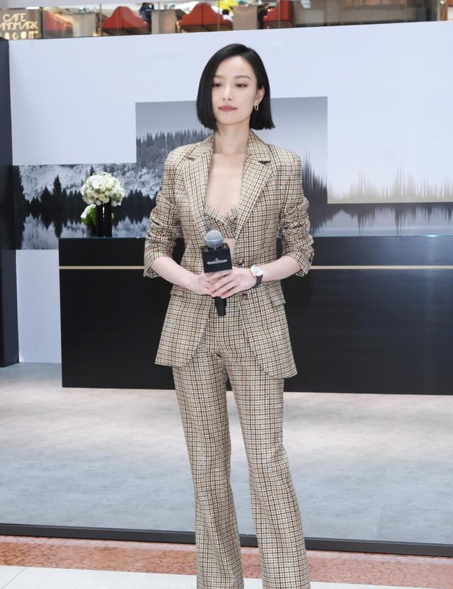 西装|倪妮短发造型太惊艳,格纹西装不系扣,秀出“巴掌腰”好是迷人