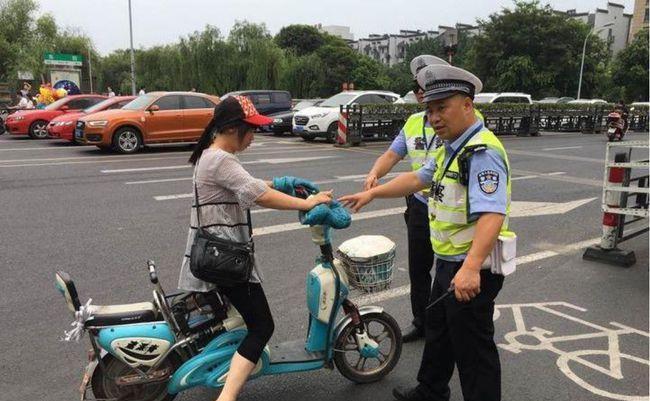 電動車新規出臺載人出行將罰款家長接送孩子上學咋辦