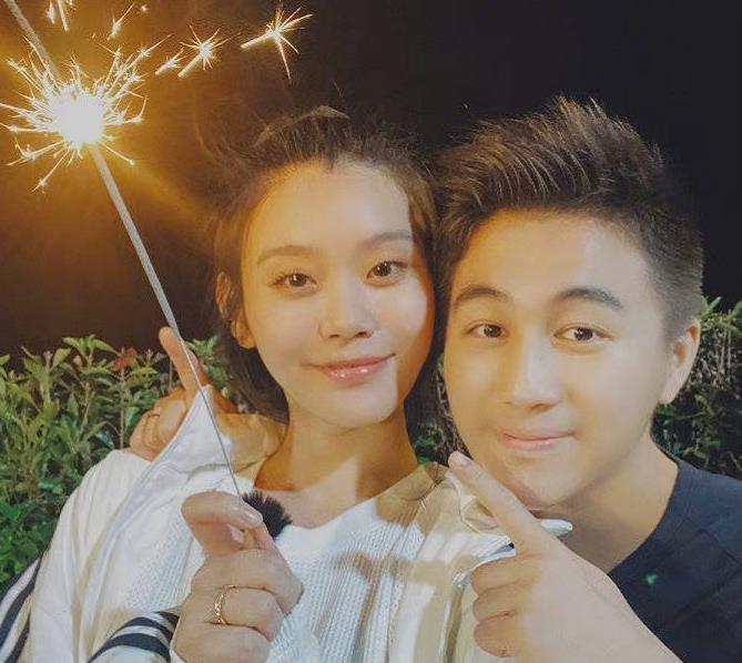 账号|奚梦瑶挺孕肚和儿子自拍，二胎孕肚超明显，身材变化却不大