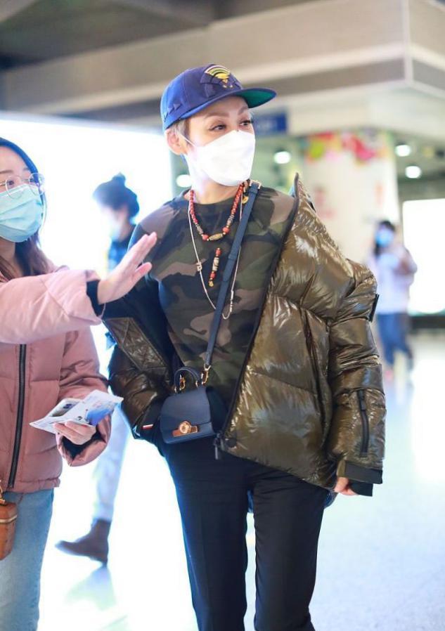 宁静|宁静越来越“不羁”，羽绒服半穿半披，48岁的年龄18岁的气质