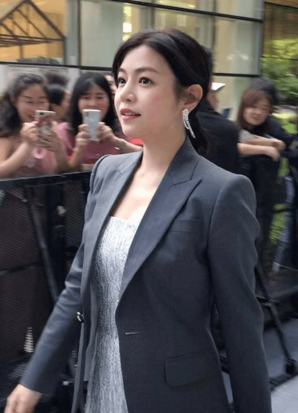 辣妈|陈妍希拥有“圆脸”优势，西服配连体裤亮相减龄时髦，辣妈圈最美