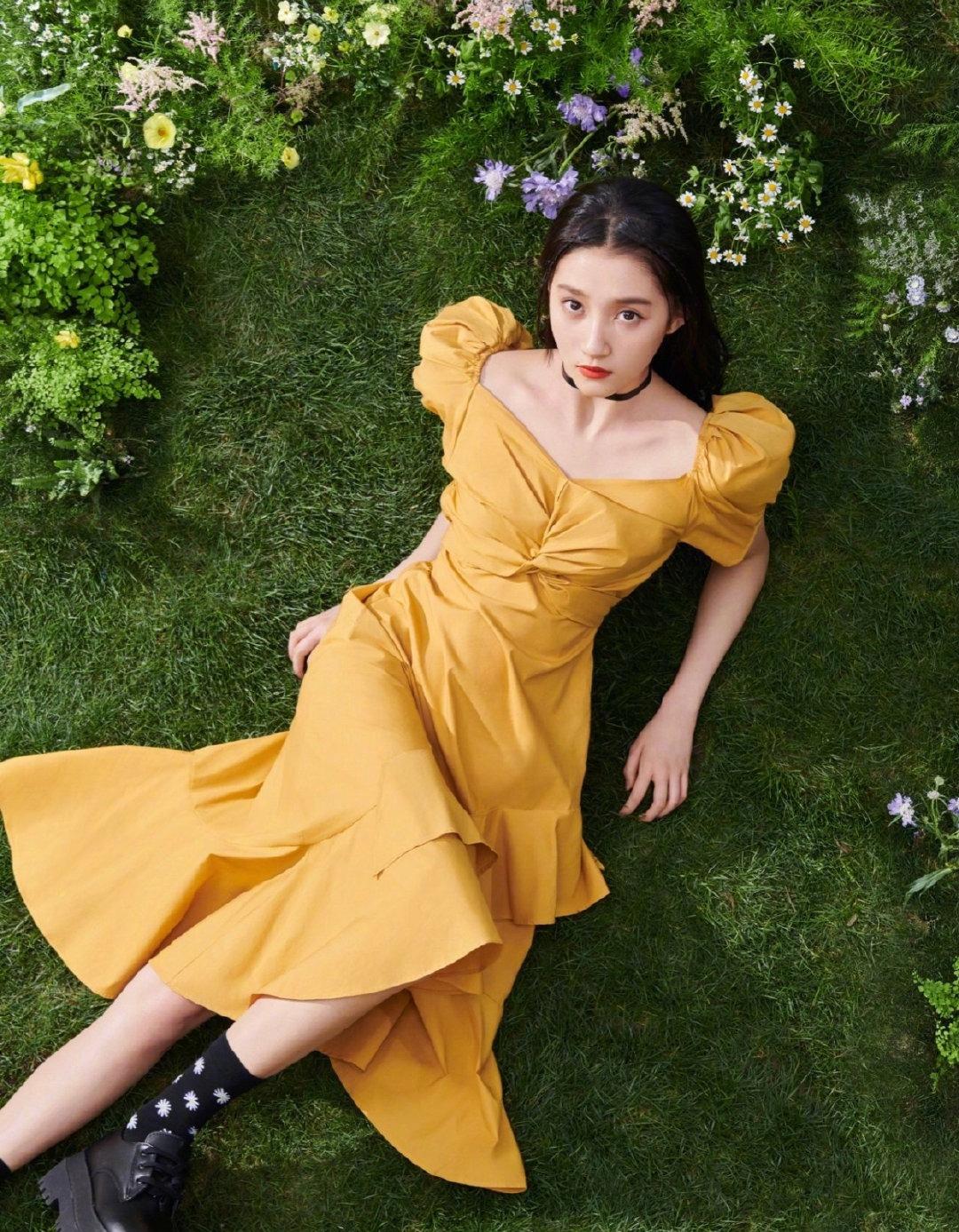 锁骨|关晓彤也迷上淡黄的长裙!修长小腿+美丽锁骨,好一幅夏日美景!
