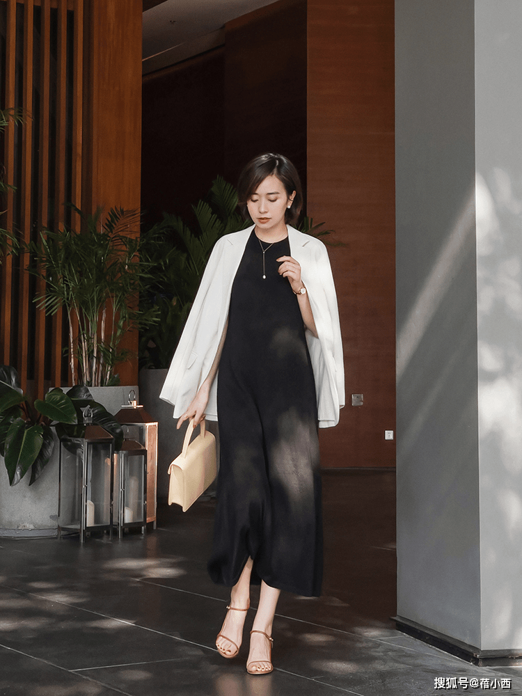 套装|有钱人穿衣更简约,阔太胡静|“真空”穿西装高配阔腿裤,真高级