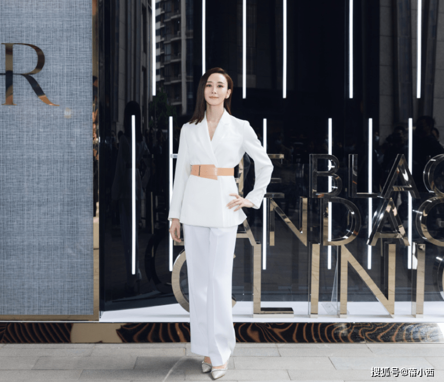 套装|有钱人穿衣更简约,阔太胡静|“真空”穿西装高配阔腿裤,真高级