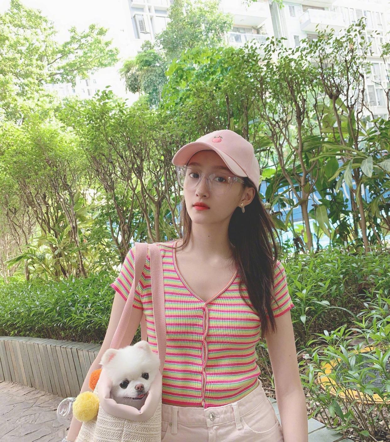 锁骨|关晓彤也迷上淡黄的长裙!修长小腿+美丽锁骨,好一幅夏日美景!