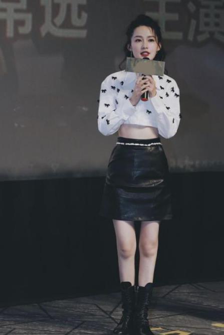 设计|李沁真时髦！一身暗色穿搭看着成熟却不显老，“腋下包”真有品位